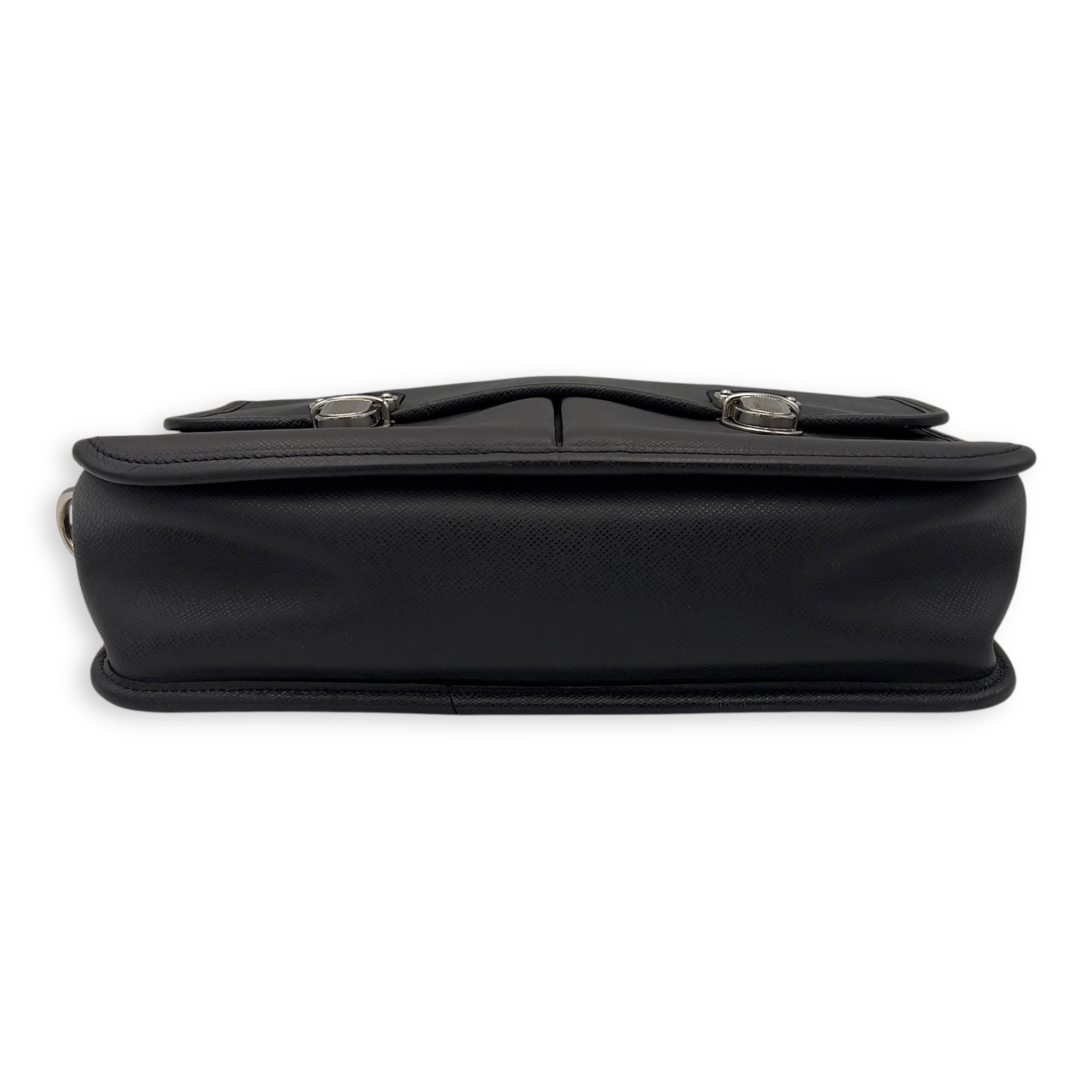 Louis Vuitton Messenger Crossbody Bag MM Black in Taiga Leather, Silver hardware_5