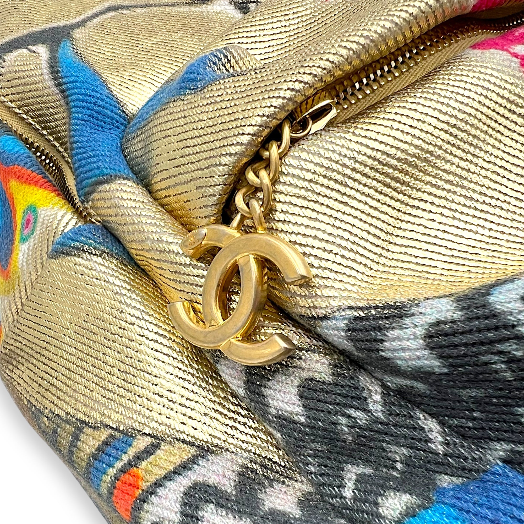 Chanel Grafitti Backpack Gold in Canvas, Gold hardware_9