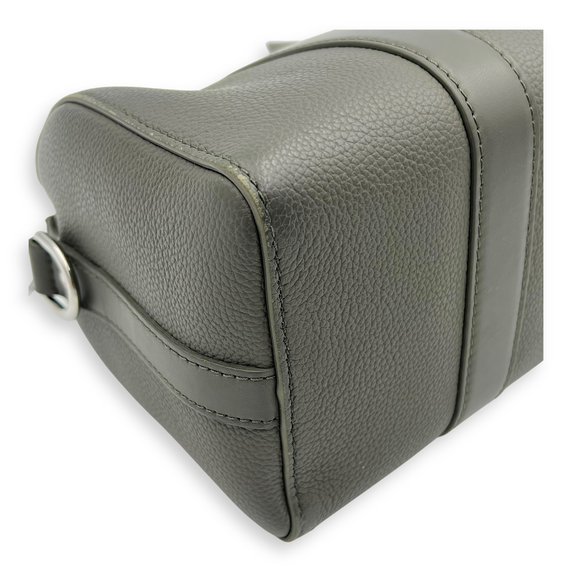 Louis Vuitton Keepall Green Top Handle Bag in Aerogram Leather, Silver hardware_9