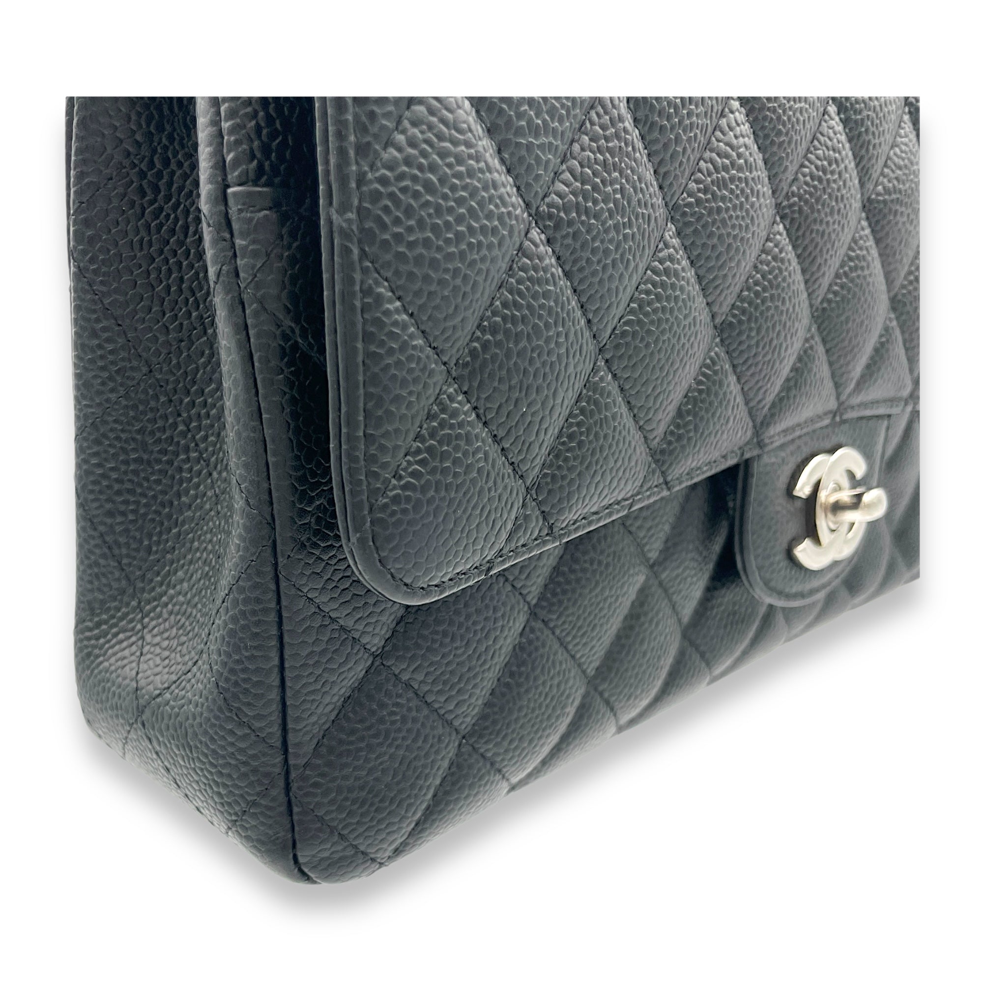 Classic Shoulder Bag Medium Black in Caviar Leather, Silver hardware