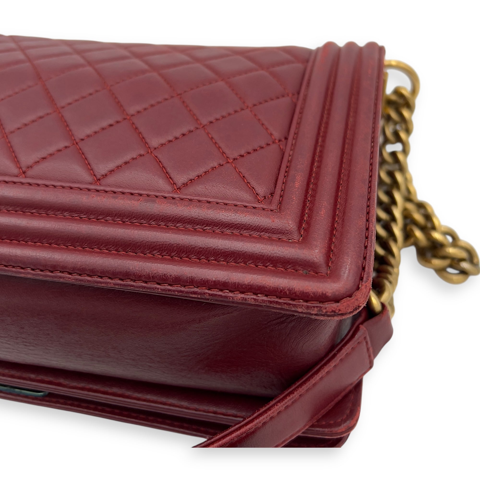 Chanel Boy Shoulder Bag Medium Red in Calfskin, Gold hardware_10