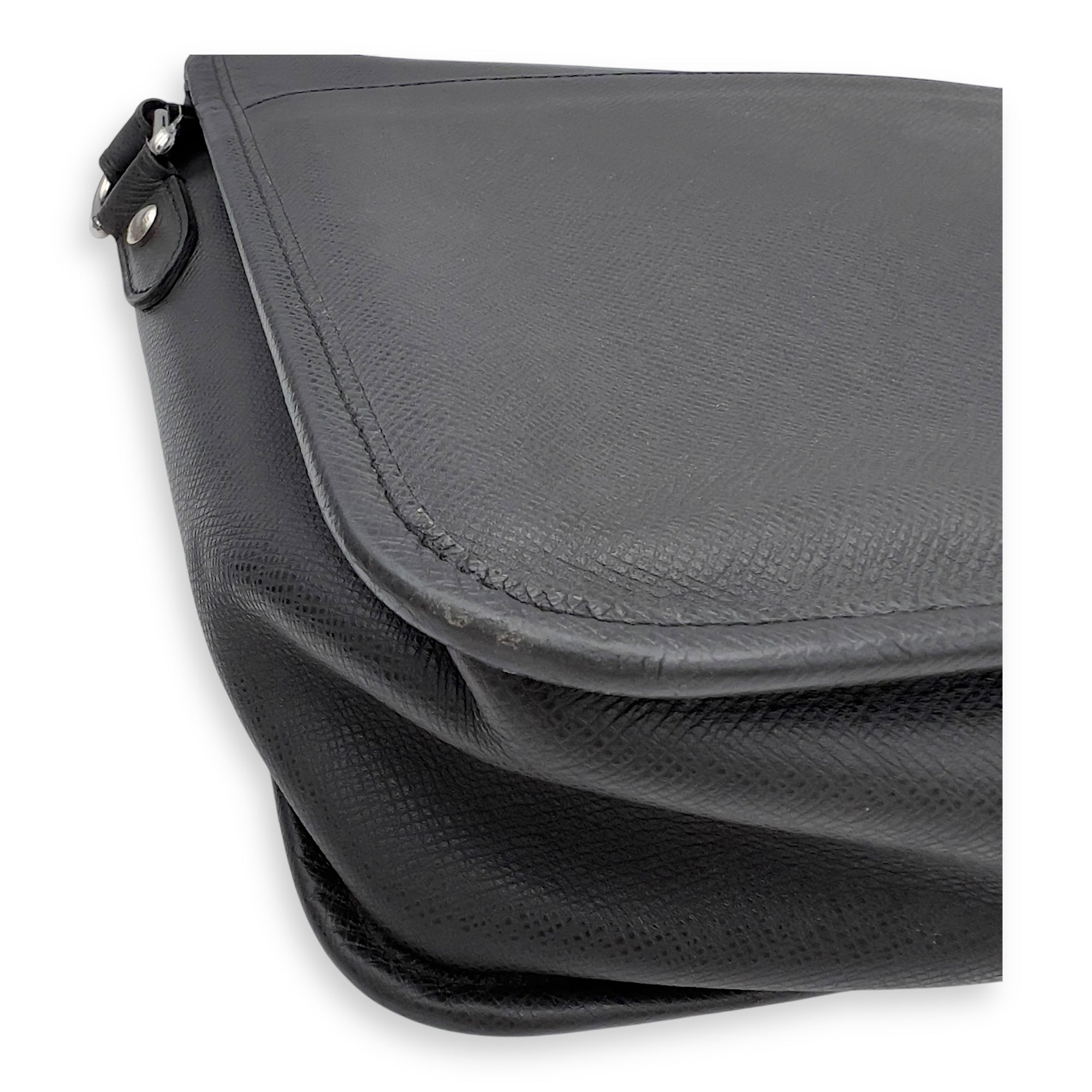 Louis Vuitton Messenger Crossbody Bag MM Black in Taiga Leather, Silver hardware_7