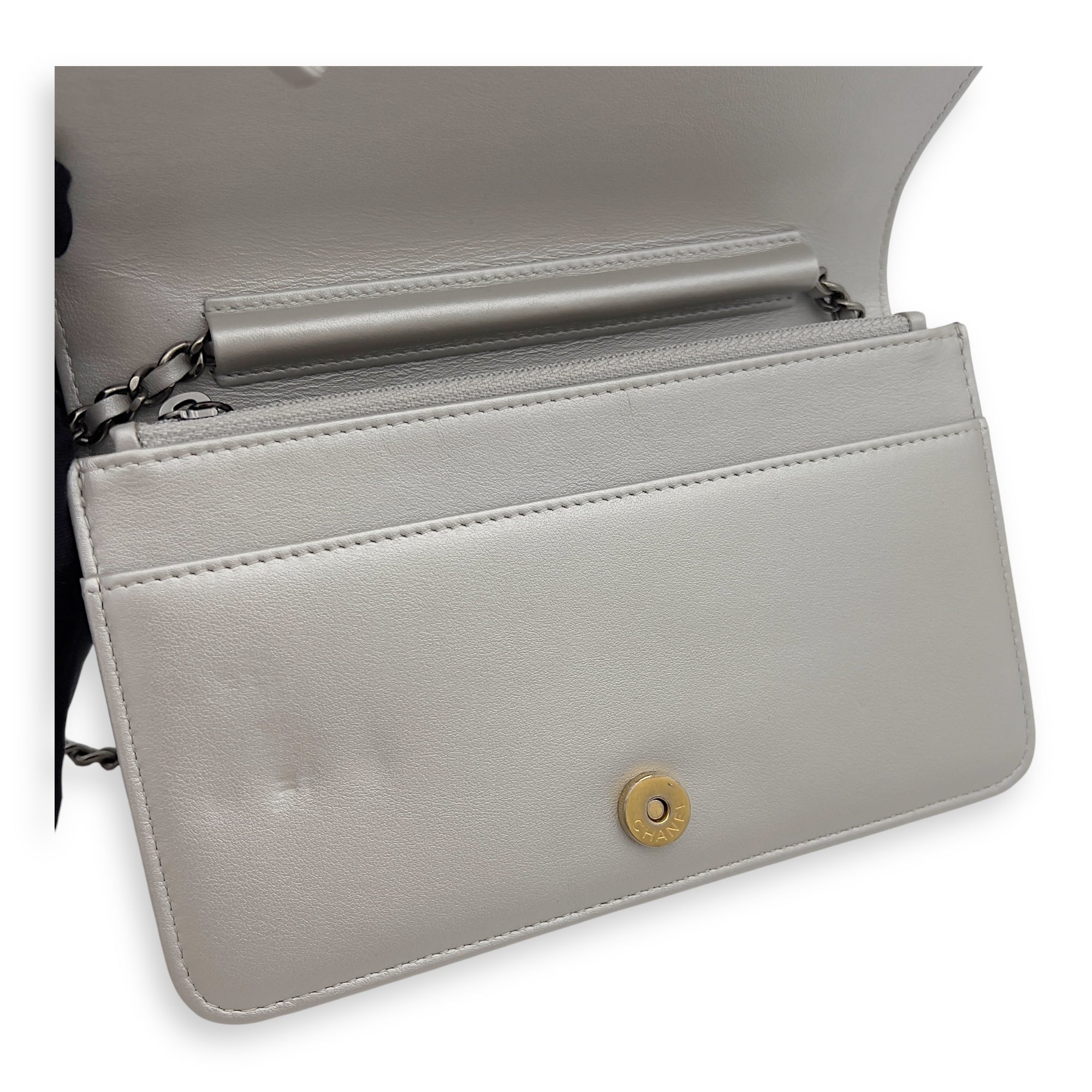 Chanel Gabrielle Wallet On Chain Pearly in Lambskin, Gold hardware_10