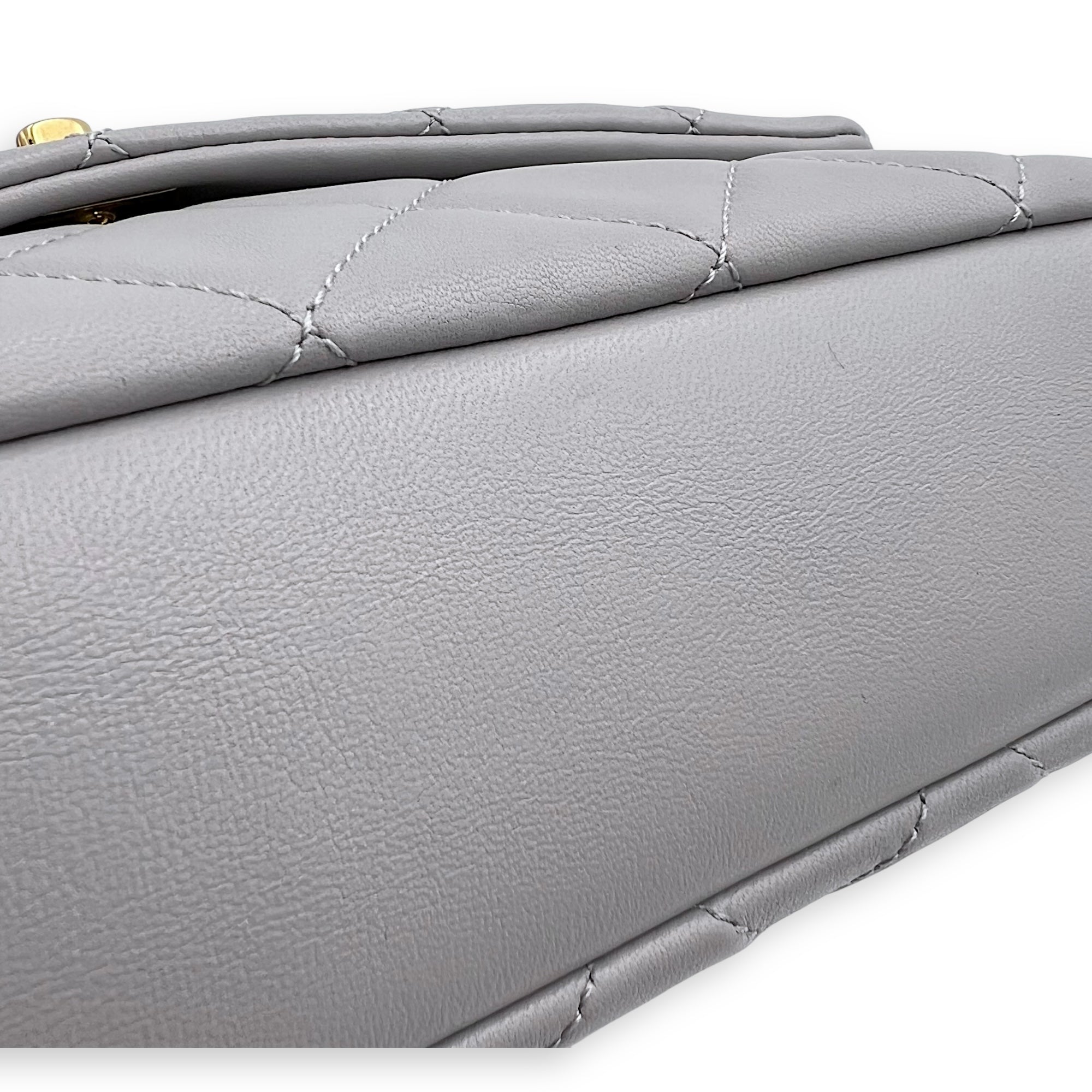 Chanel CC Quilted Grey Shoulder Bag in Lambskin, Gold hardware_10
