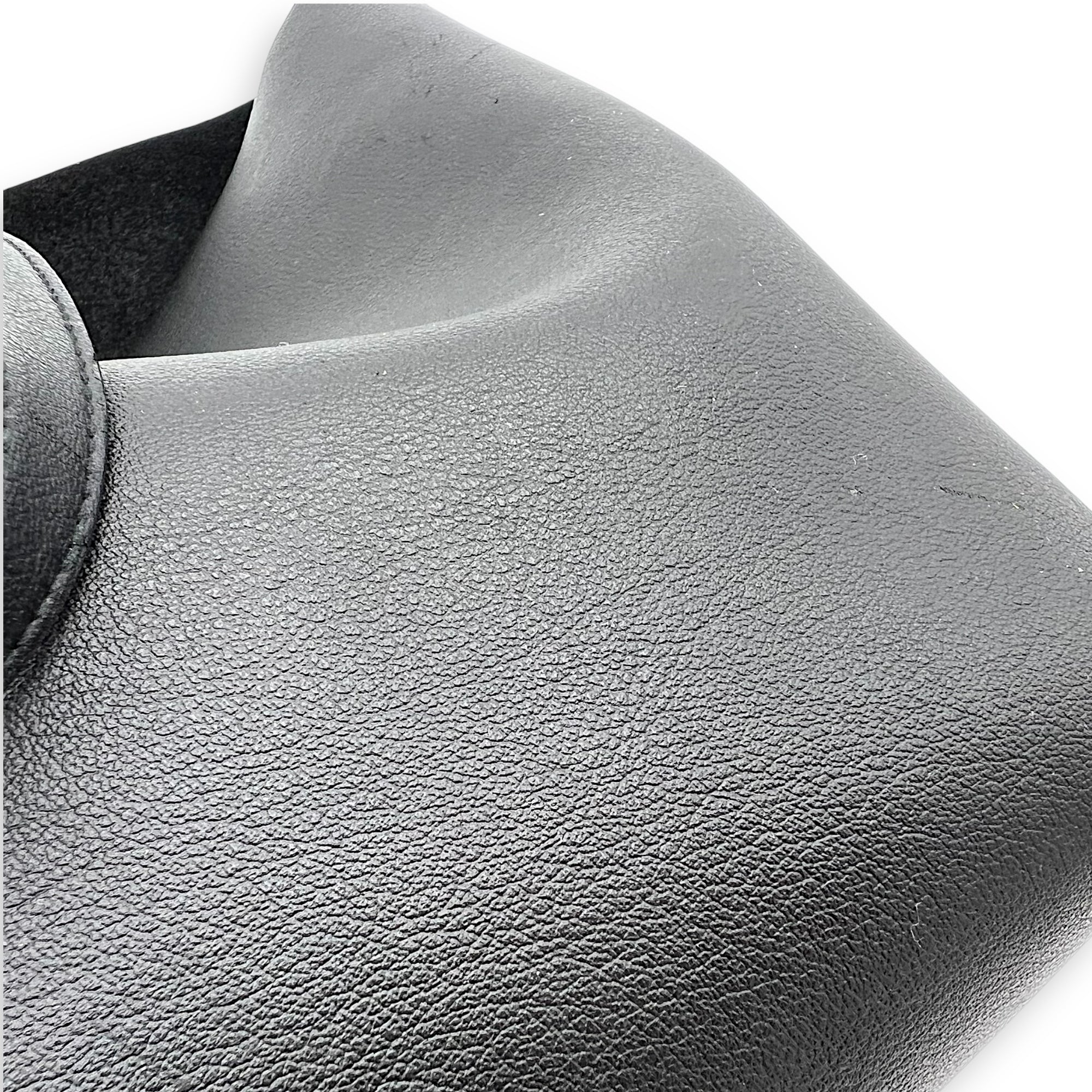 Saint Laurent Logo Tote Bag Black in Calfskin, Gold hardware_10