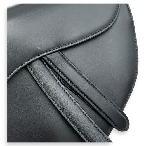 Saddle Medium Black Top Handle Bag in Calfskin, Gold hardware