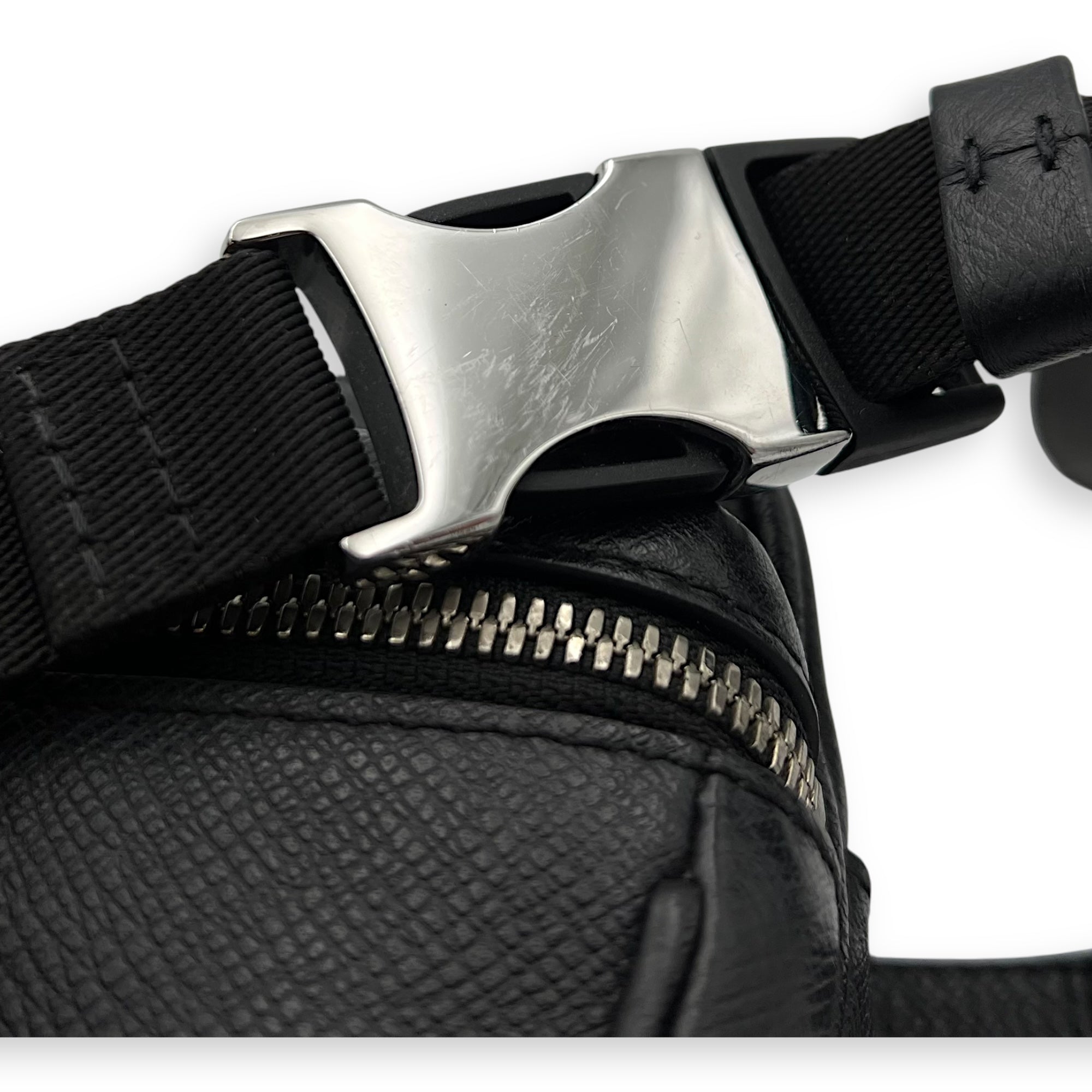 Louis Vuitton Outdoor Black Belt Bag in Taiga Leather, Silver hardware_11