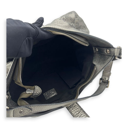 Louis Vuitton Mahina Shoulder Bag Silver in Calfskin, Silver hardware_11