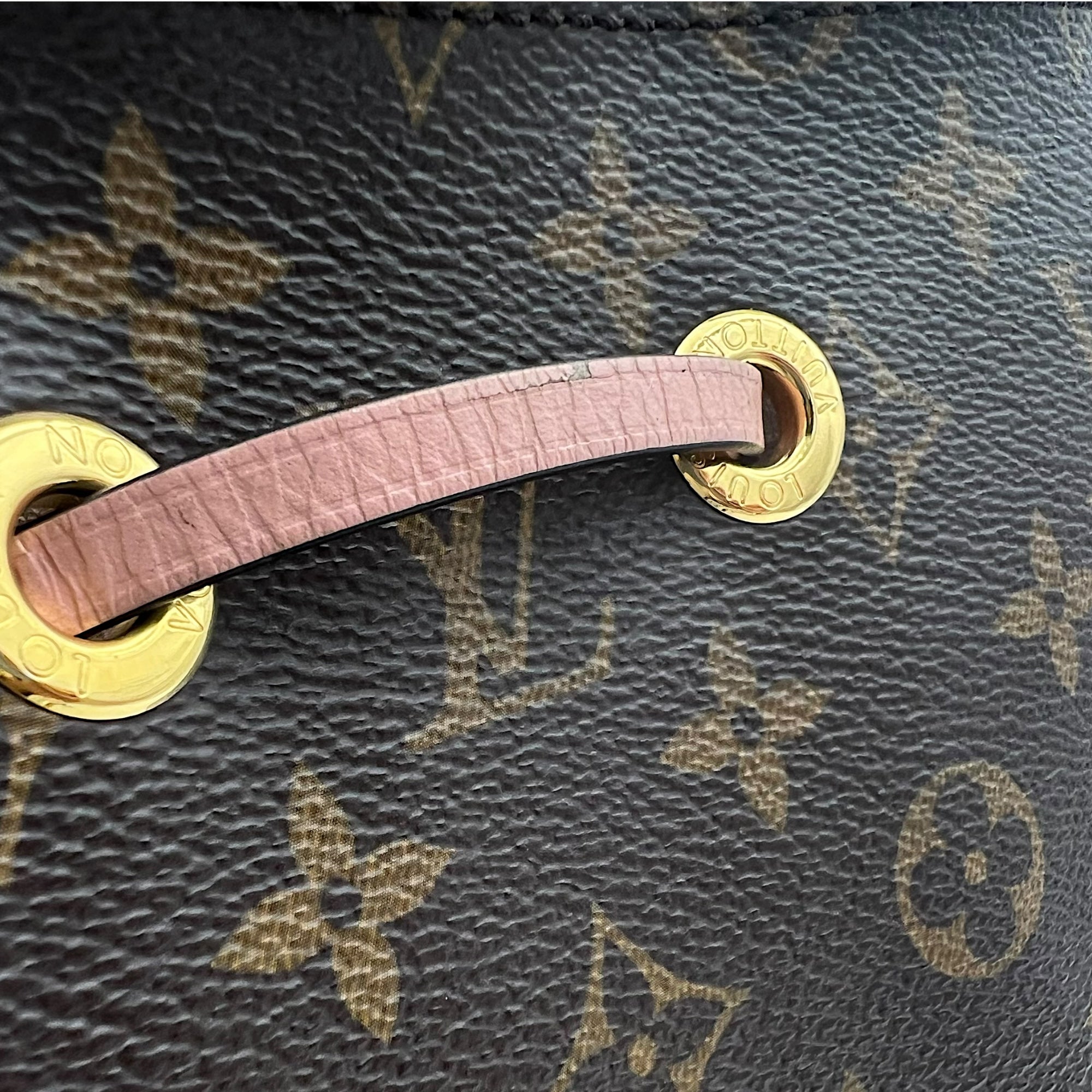 Louis Vuitton NeoNoe MM Brown Bucket Bag in Monogram Coated Canvas, Gold hardware_11