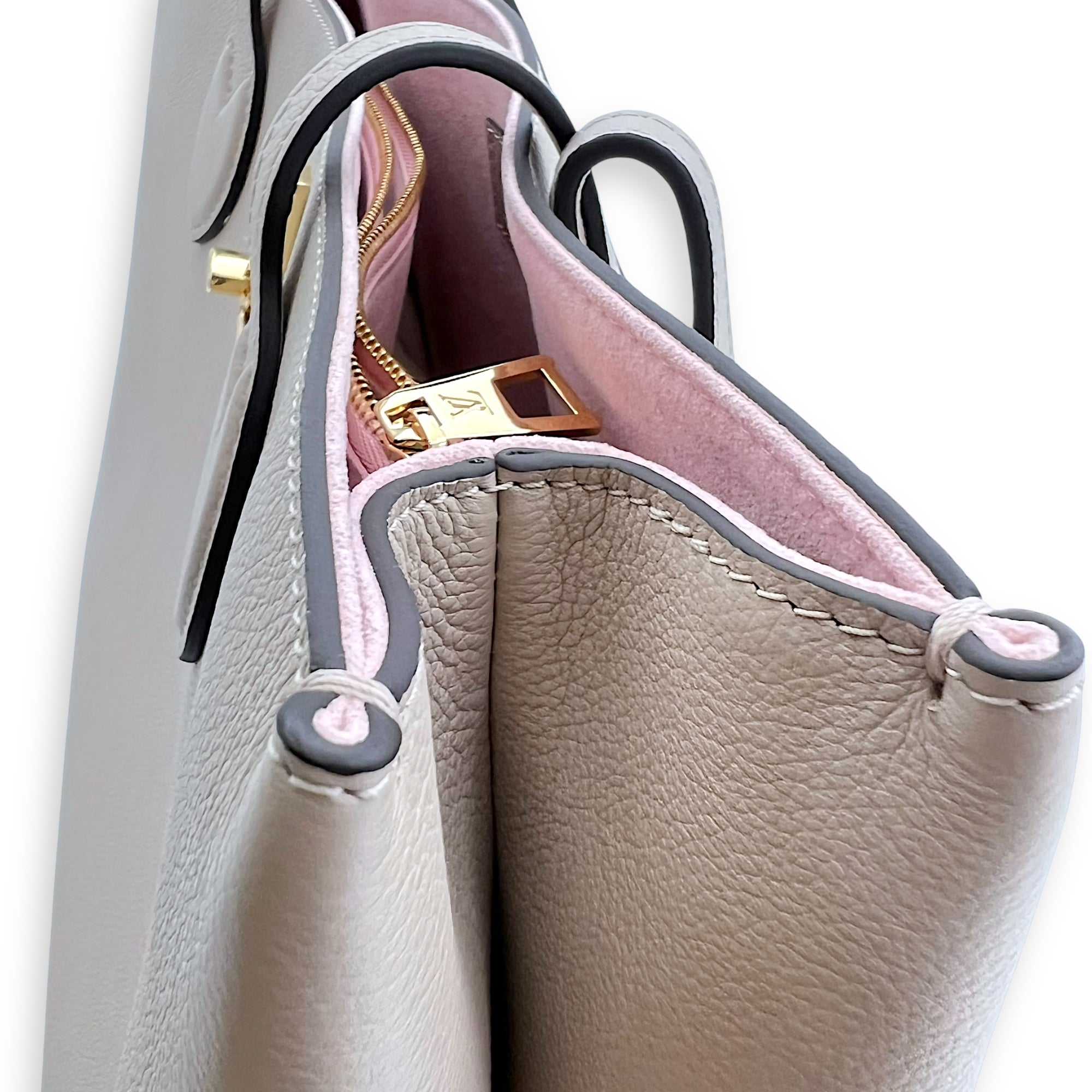 Louis Vuitton Lock Me Beige Tote Bag in Taurillon Leather, Gold hardware_11