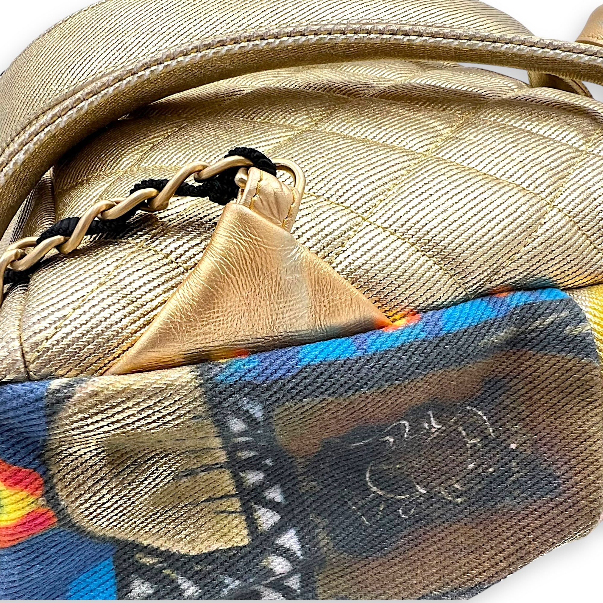 Chanel Grafitti Backpack Gold in Canvas, Gold hardware_16
