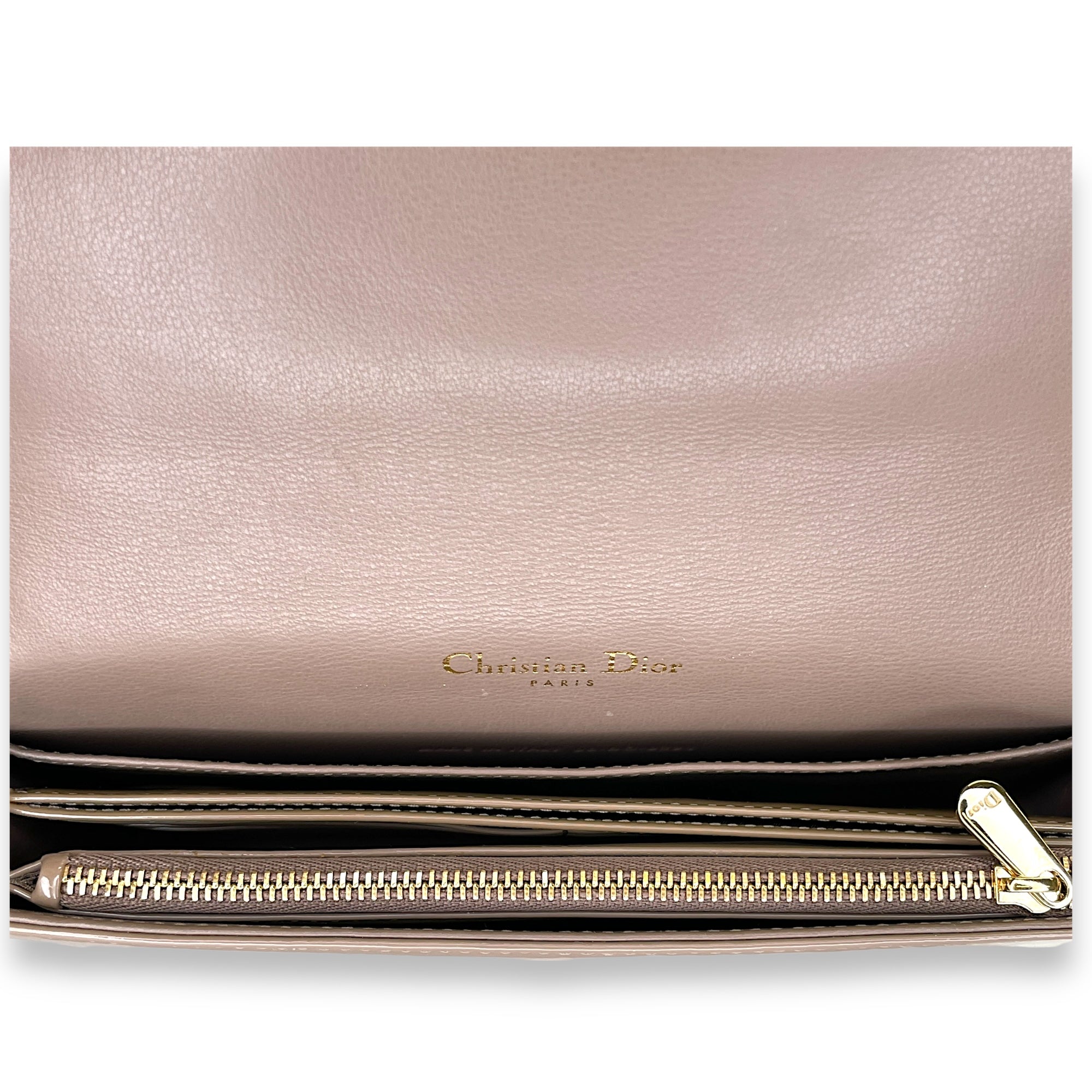 Cannage Wallet On Chain Beige in Patent Leather, Gold hardware