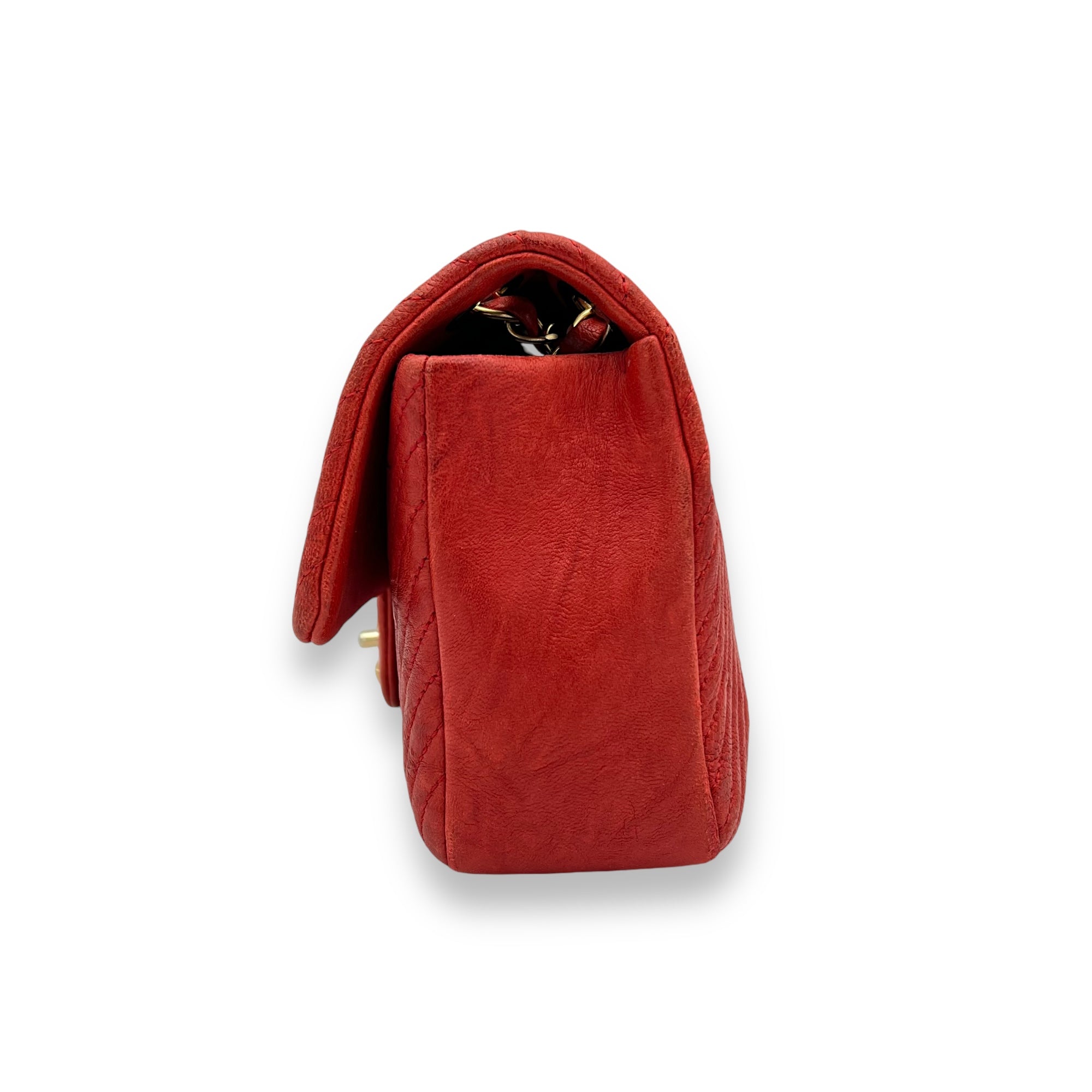 Chevron Classic Flap Red Shoulder Bag in Calfskin, Gold hardware