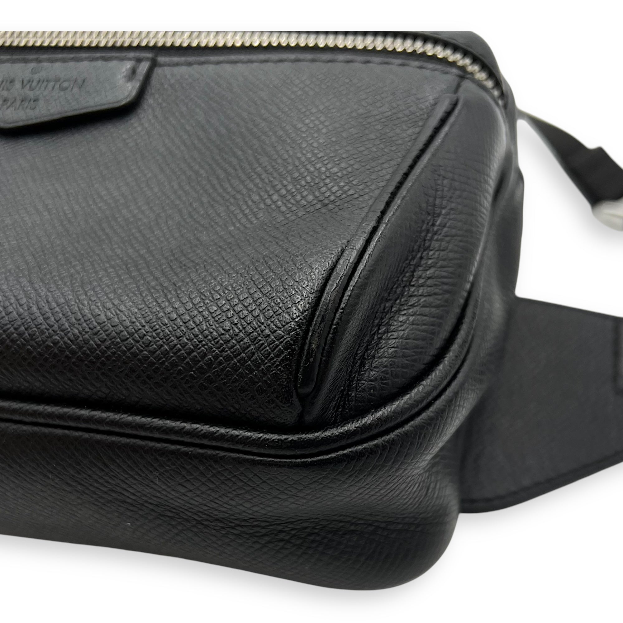 Louis Vuitton Outdoor Black Belt Bag in Taiga Leather, Silver hardware_12