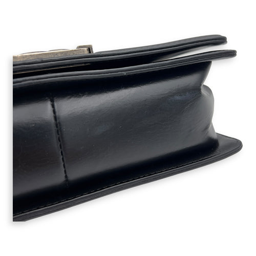 Chanel Boy Medium Black Shoulder Bag in Calfskin, Ruthenium hardware_10