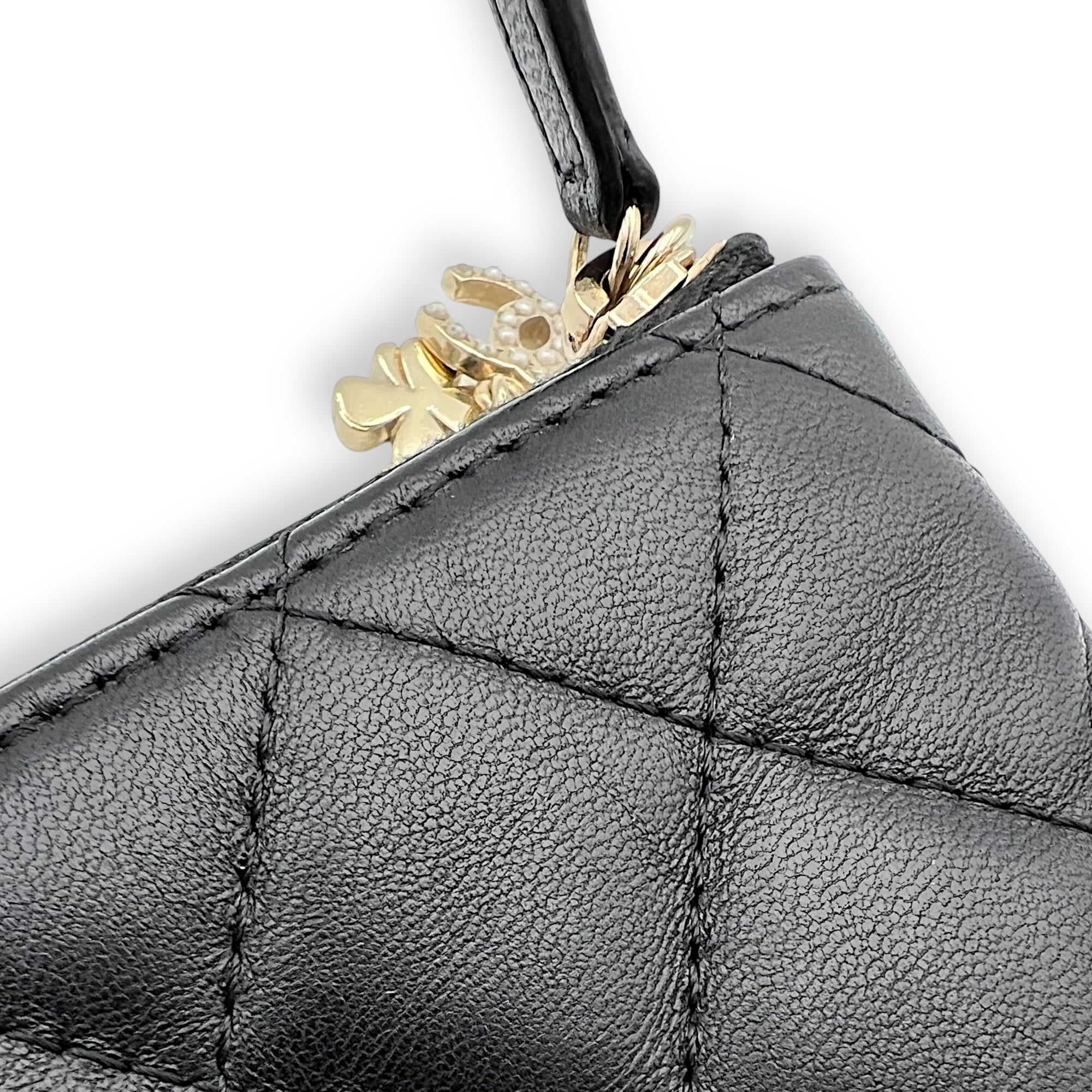 Chanel CC Pouch Black in Lambskin, Gold hardware_12