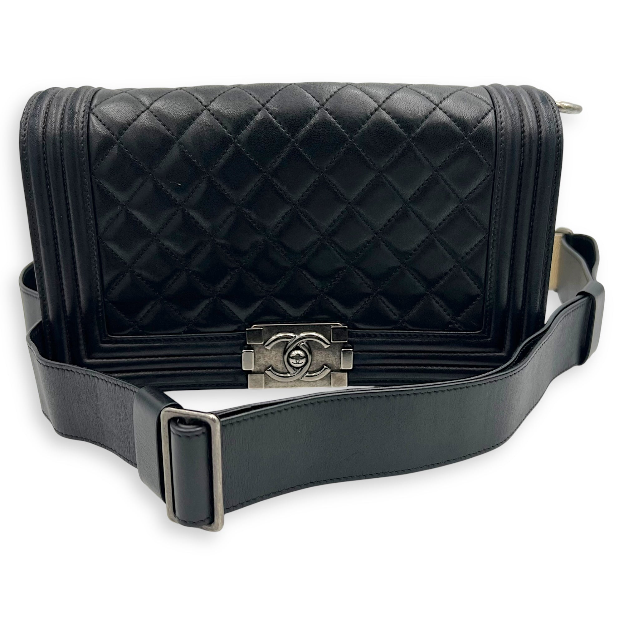 Chanel Boy Medium Black Shoulder Bag in Lambskin, Ruthenium hardware_10
