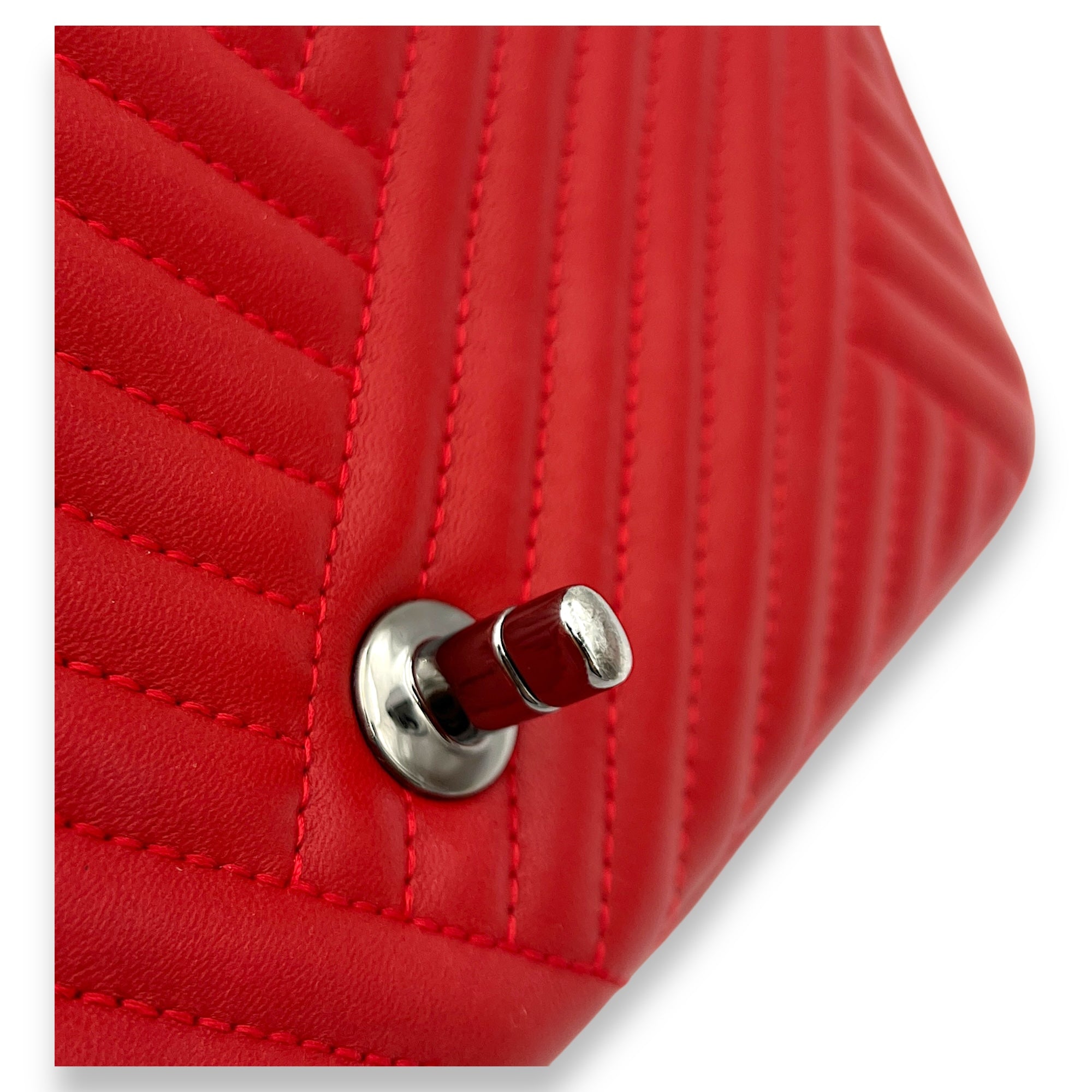 Classic Single Flap Red Shoulder Bag in Lambskin, Silver hardware