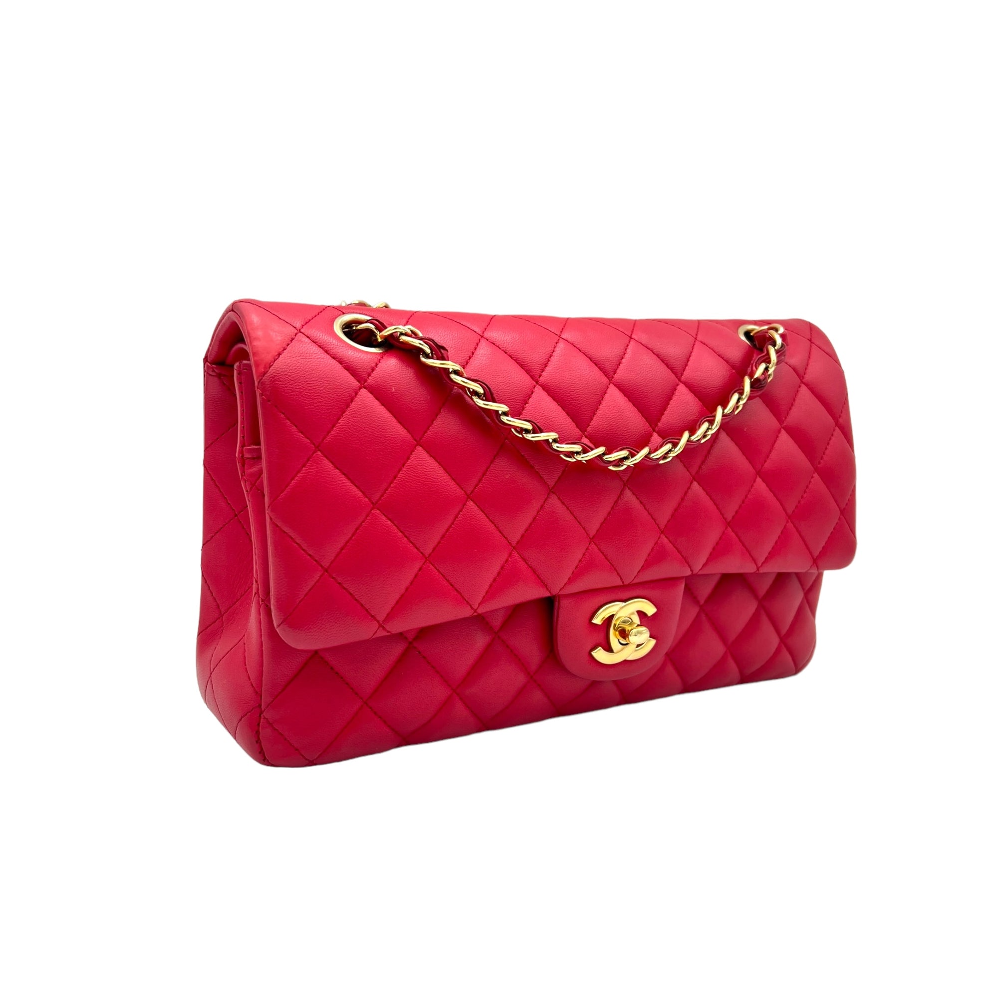 Classic Medium Red Shoulder Bag in Lambskin, Gold hardware