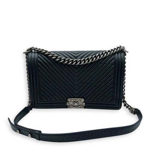 Chanel Boy Shoulder Bag Black in Lambskin, Gold hardware_14