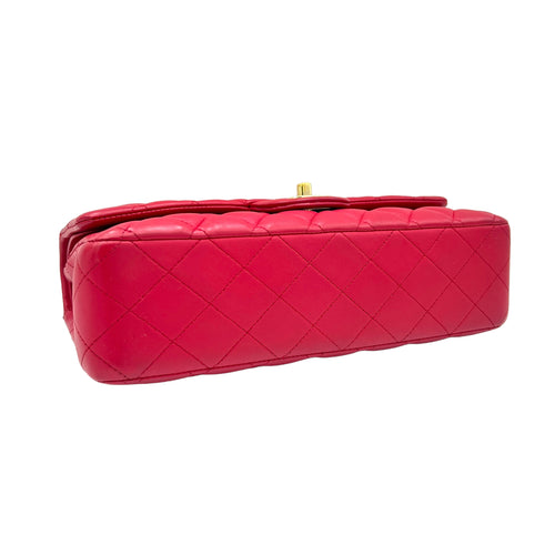 Classic Medium Red Shoulder Bag in Lambskin, Gold hardware