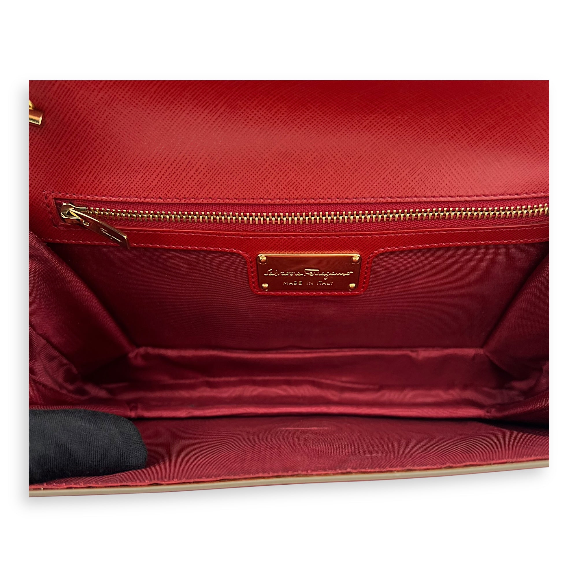 Salvatore Ferragamo Vara Bow Shoulder Bag Red in Calfskin, Gold hardware_6