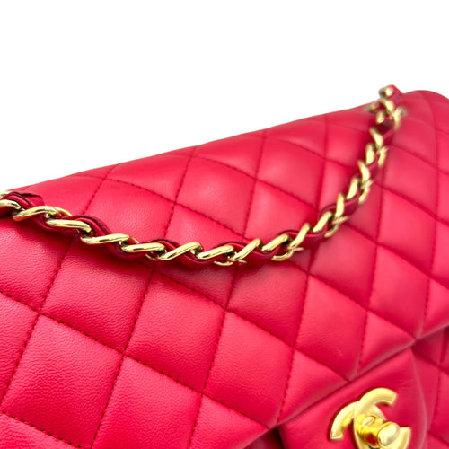 Classic Medium Red Shoulder Bag in Lambskin, Gold hardware