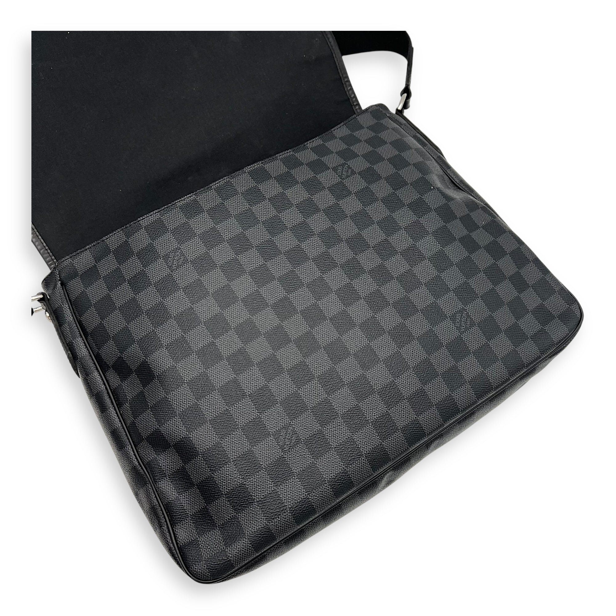 Louis Vuitton Daniel Messenger MM Graphite in Coated Canvas, Silver hardware_17