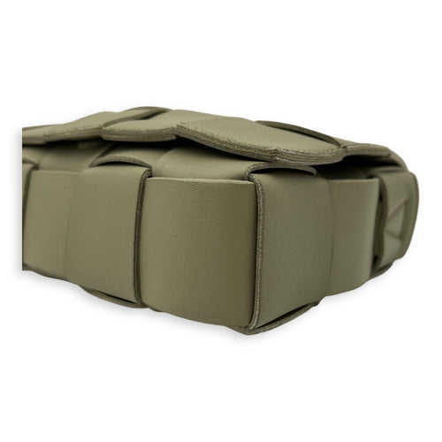 Bottega Veneta Cassette Green Shoulder Bag in Calfskin, Gold hardware_9