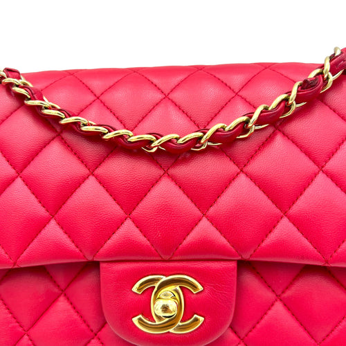 Classic Medium Red Shoulder Bag in Lambskin, Gold hardware