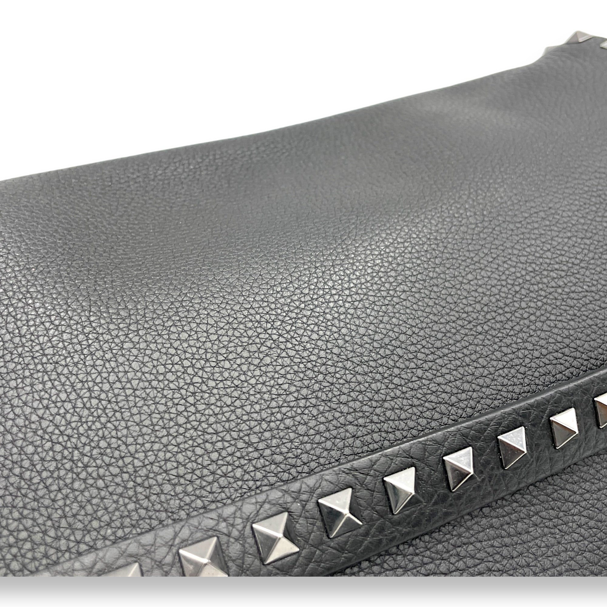 Rockstud Flap Black Messenger in Calfskin, Silver hardware