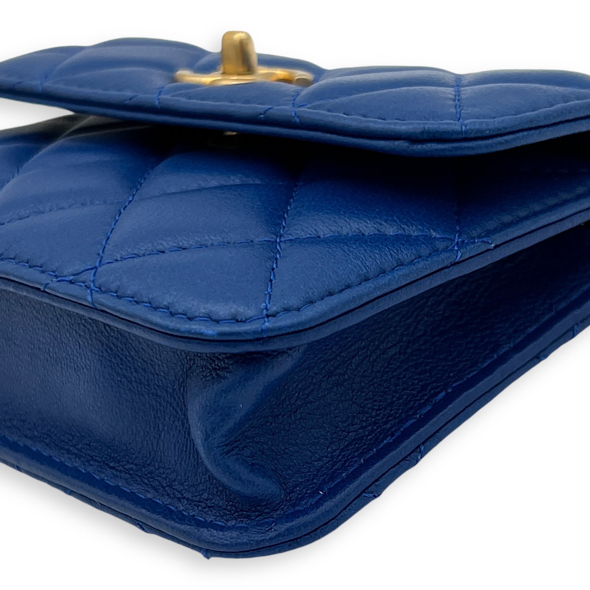 Pearl Crush Mini Blue Wallet On Chain in Calfskin, Gold hardware