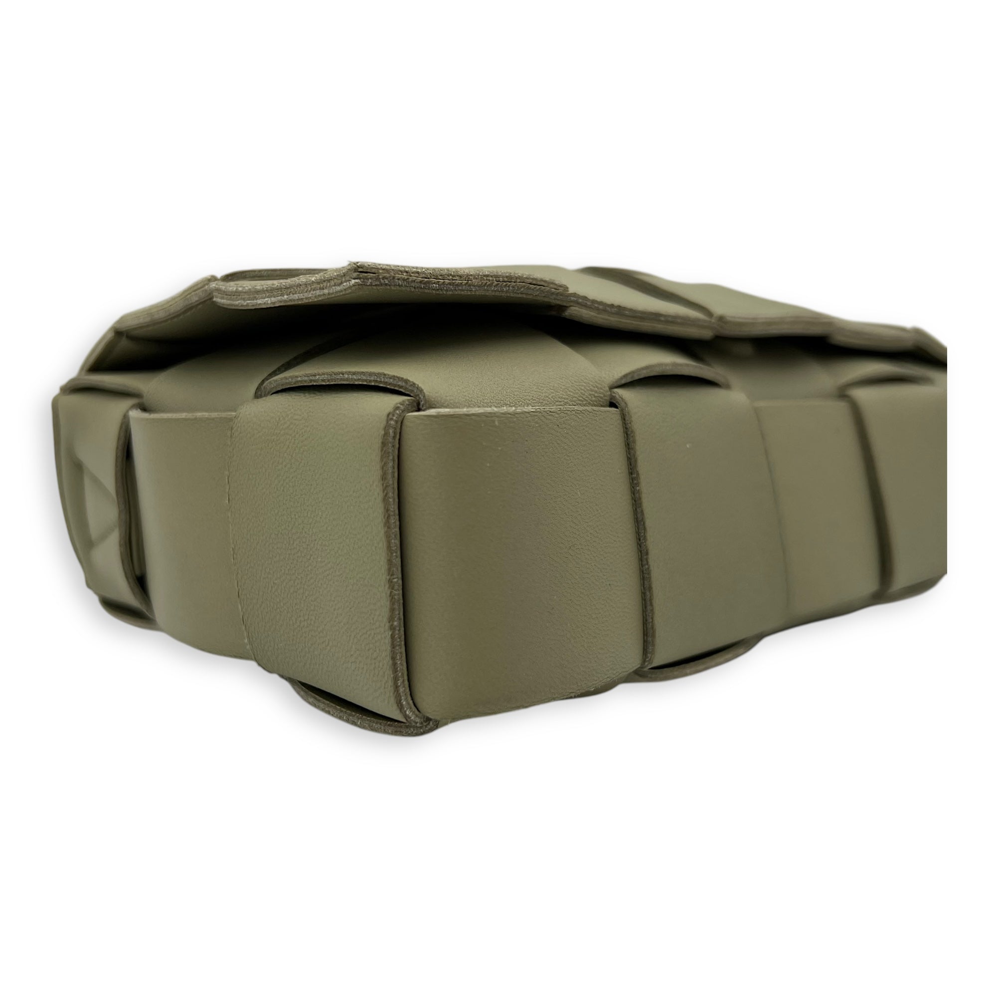 Bottega Veneta Cassette Green Shoulder Bag in Calfskin, Gold hardware_8