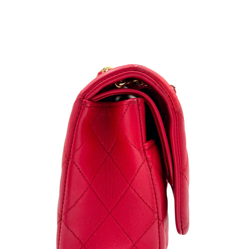 Classic Medium Red Shoulder Bag in Lambskin, Gold hardware