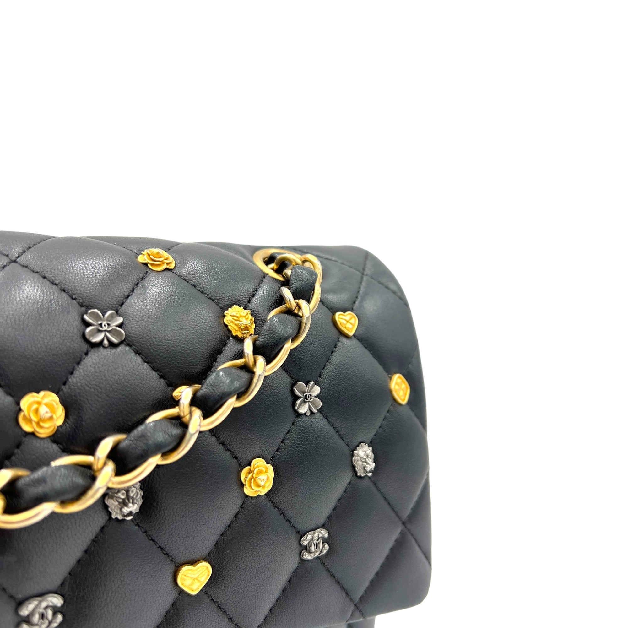 Classic Medium Black Shoulder Bag in Lambskin, Gold hardware