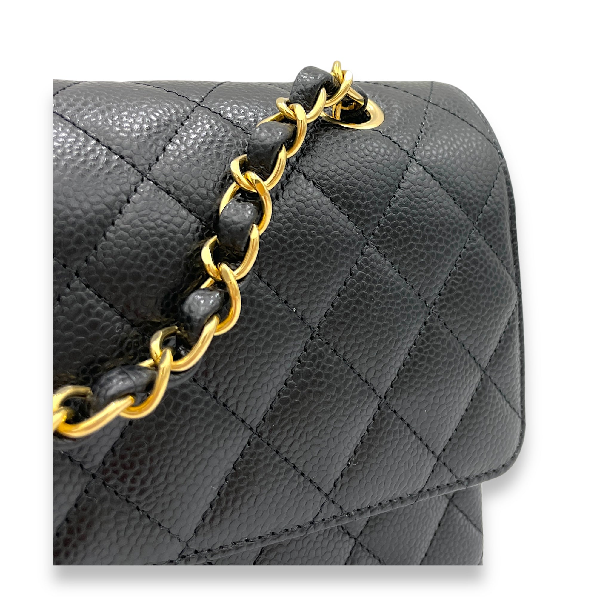 Classic Shoulder Bag Medium Black in Caviar Leather, Gold hardware