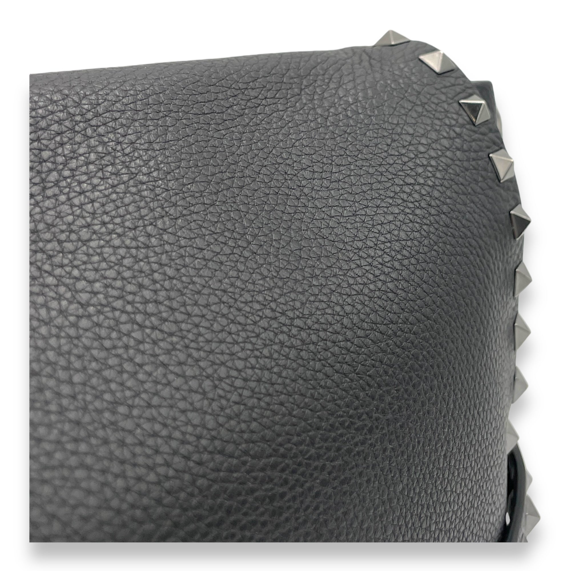 Rockstud Flap Black Messenger in Calfskin, Silver hardware