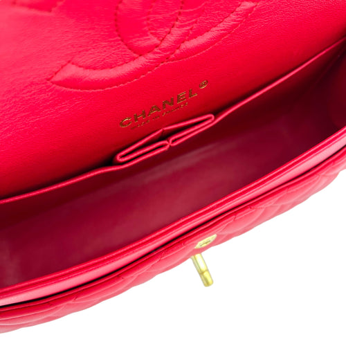 Classic Medium Red Shoulder Bag in Lambskin, Gold hardware