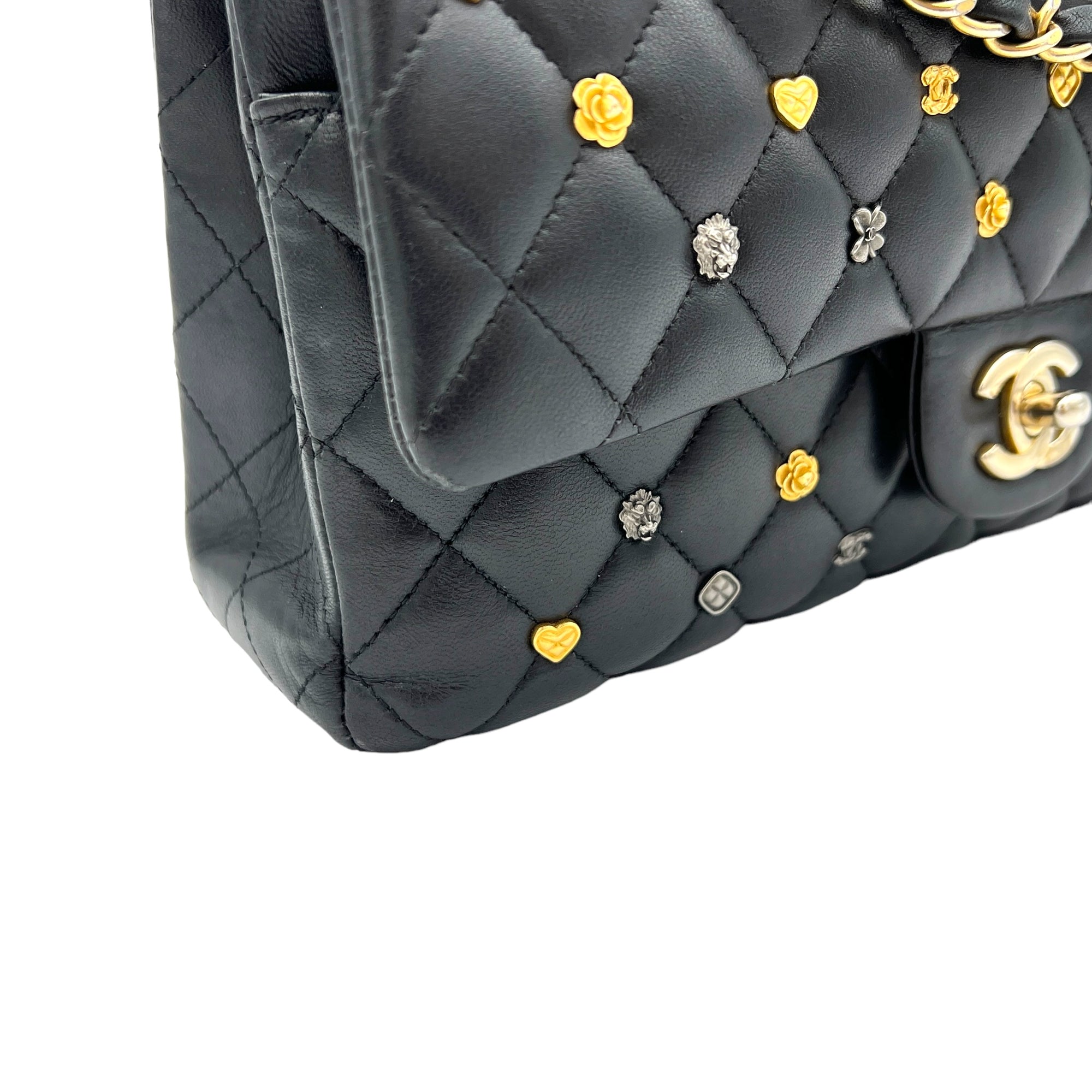 Classic Medium Black Shoulder Bag in Lambskin, Gold hardware