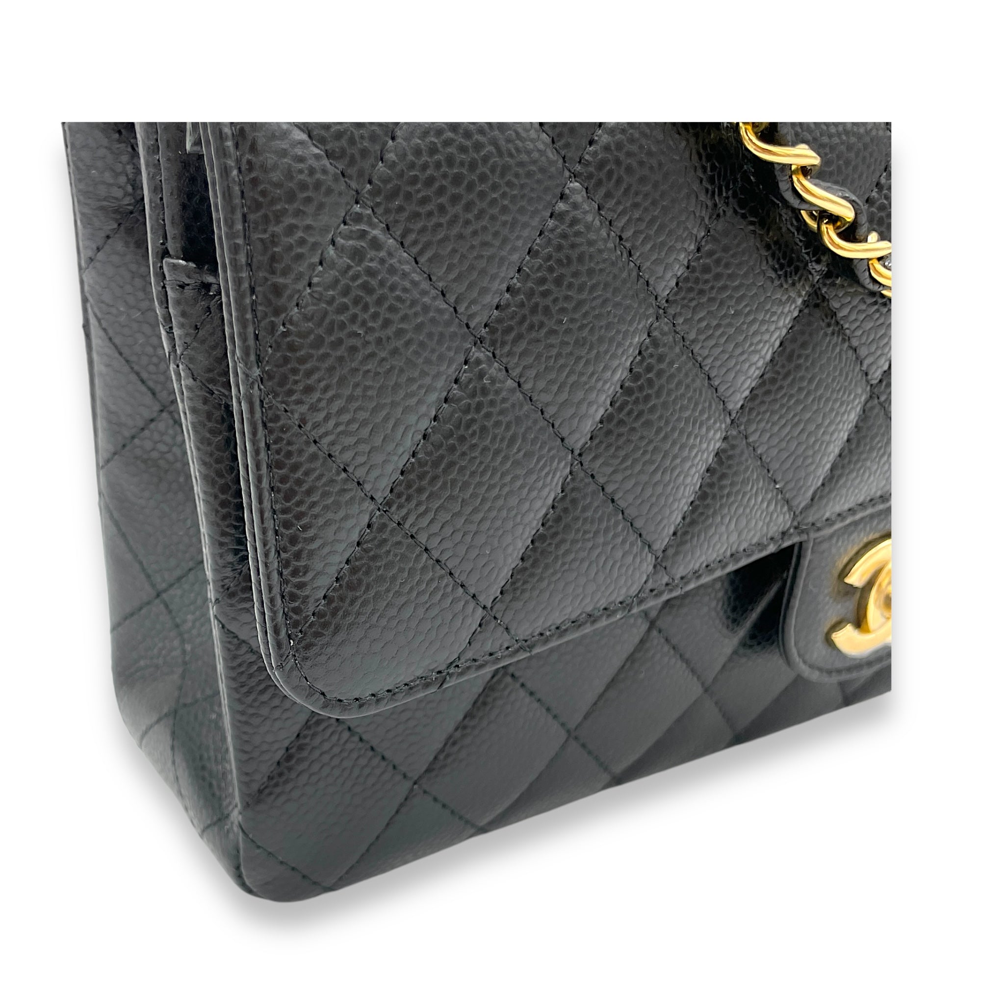 Classic Shoulder Bag Medium Black in Caviar Leather, Gold hardware