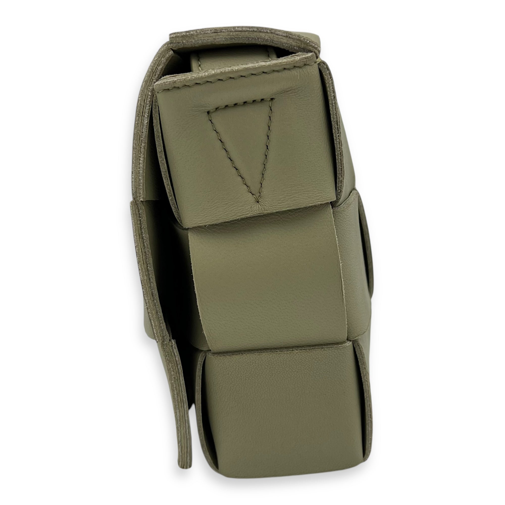 Bottega Veneta Cassette Green Shoulder Bag in Calfskin, Gold hardware_4