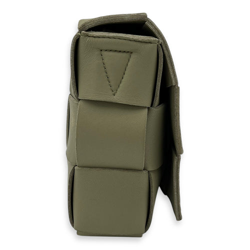Bottega Veneta Cassette Green Shoulder Bag in Calfskin, Gold hardware_3