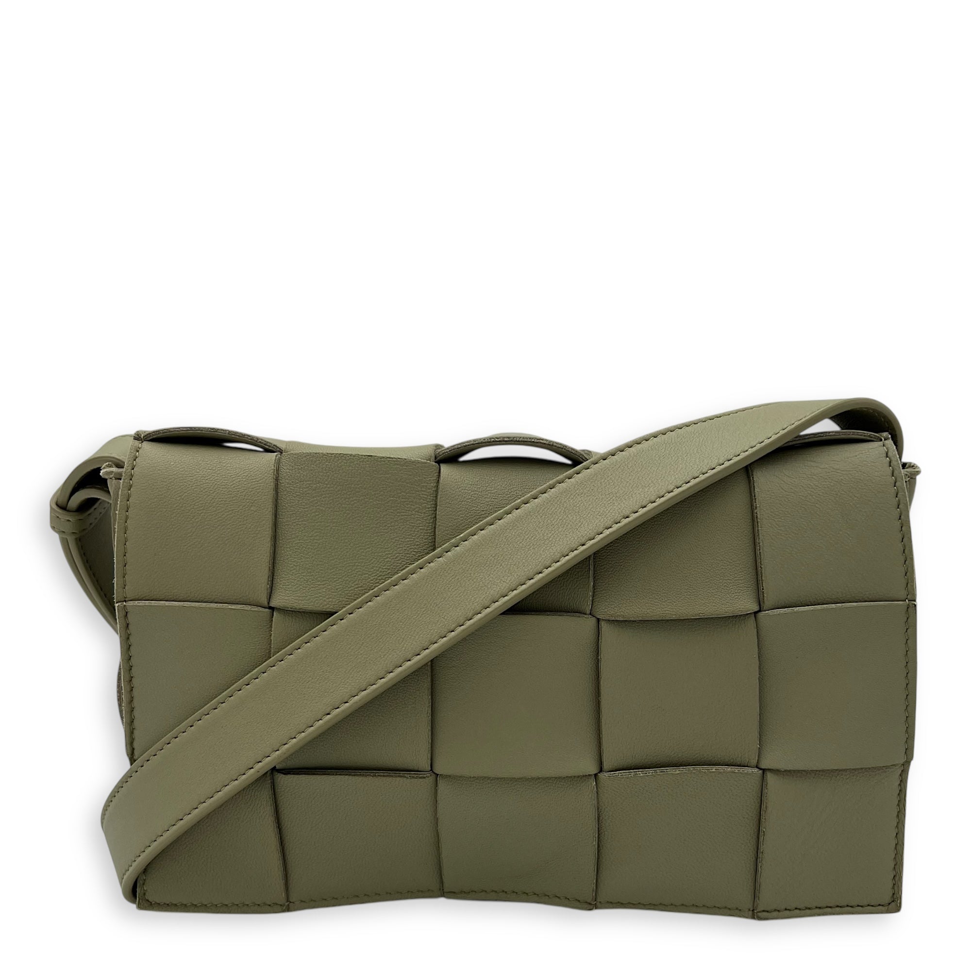Bottega Veneta Cassette Green Shoulder Bag in Calfskin, Gold hardware_1
