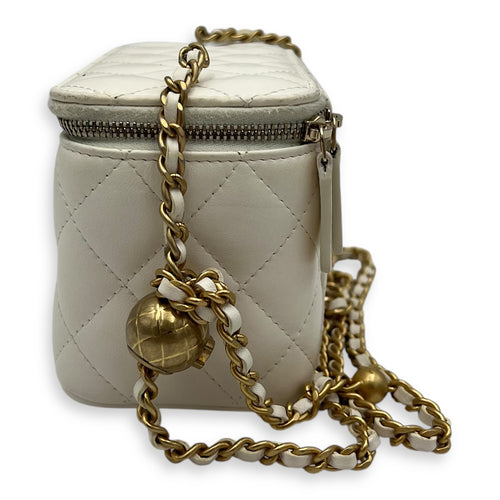 Chanel Pearl Crush Vanity Bag White in Lambskin, Gold hardware_4