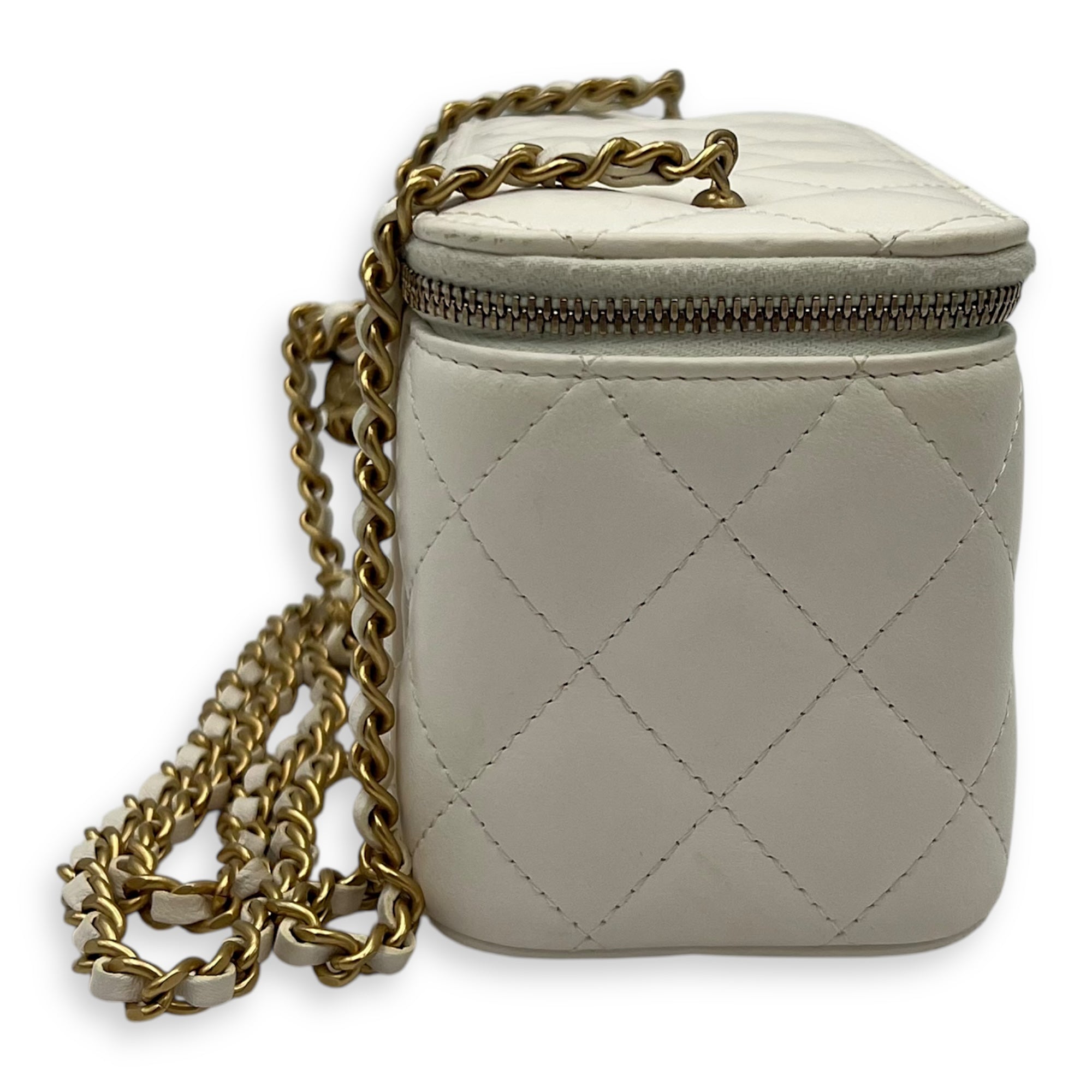 Chanel Pearl Crush Vanity Bag White in Lambskin, Gold hardware_3