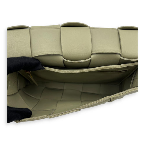Bottega Veneta Cassette Green Shoulder Bag in Calfskin, Gold hardware_6