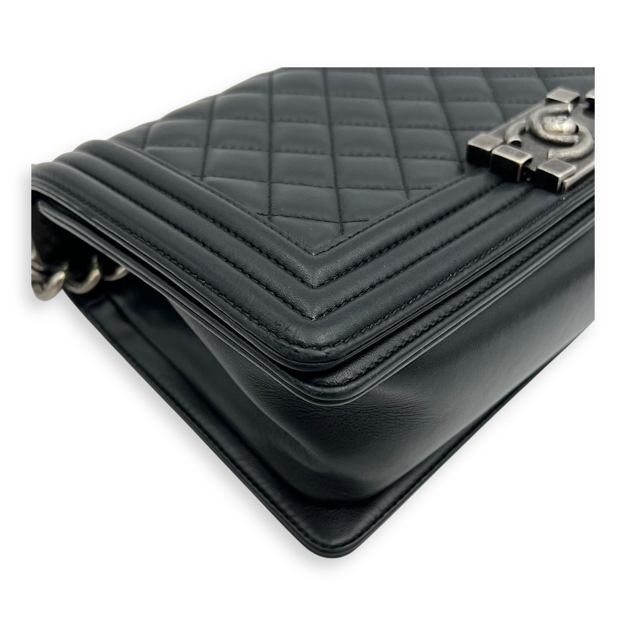 Chanel Boy Medium Black Shoulder Bag in Lambskin, Ruthenium hardware_8