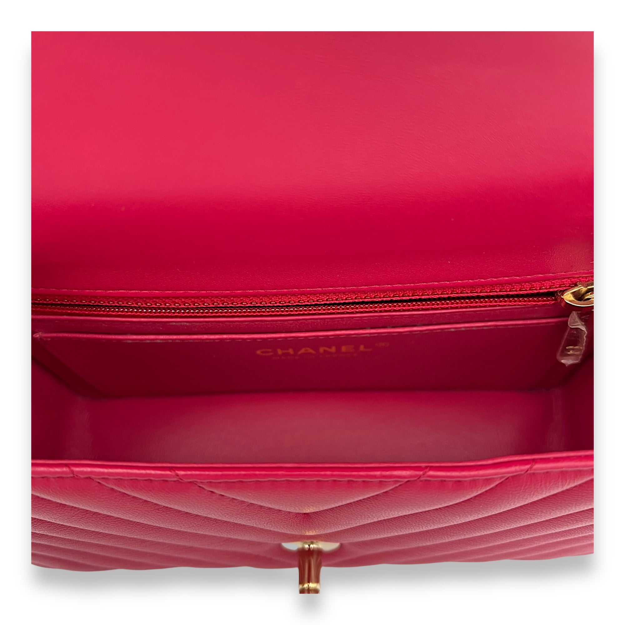 Classic Flap Chevron Pink Crossbody Bag in Lambskin, Gold hardware