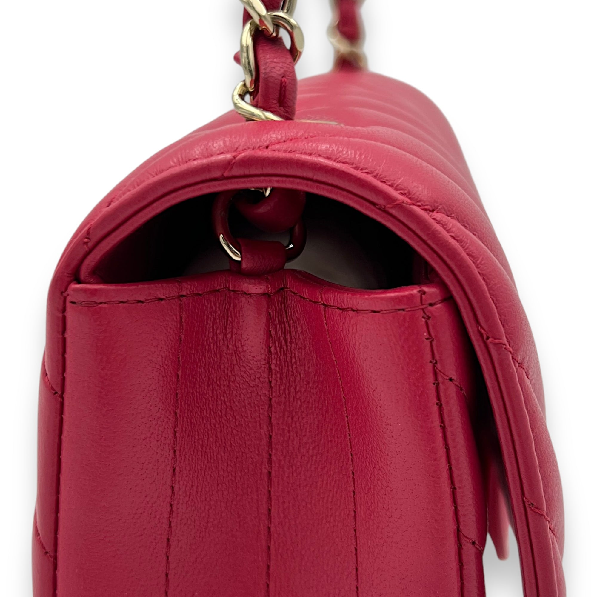 Classic Flap Chevron Pink Crossbody Bag in Lambskin, Gold hardware