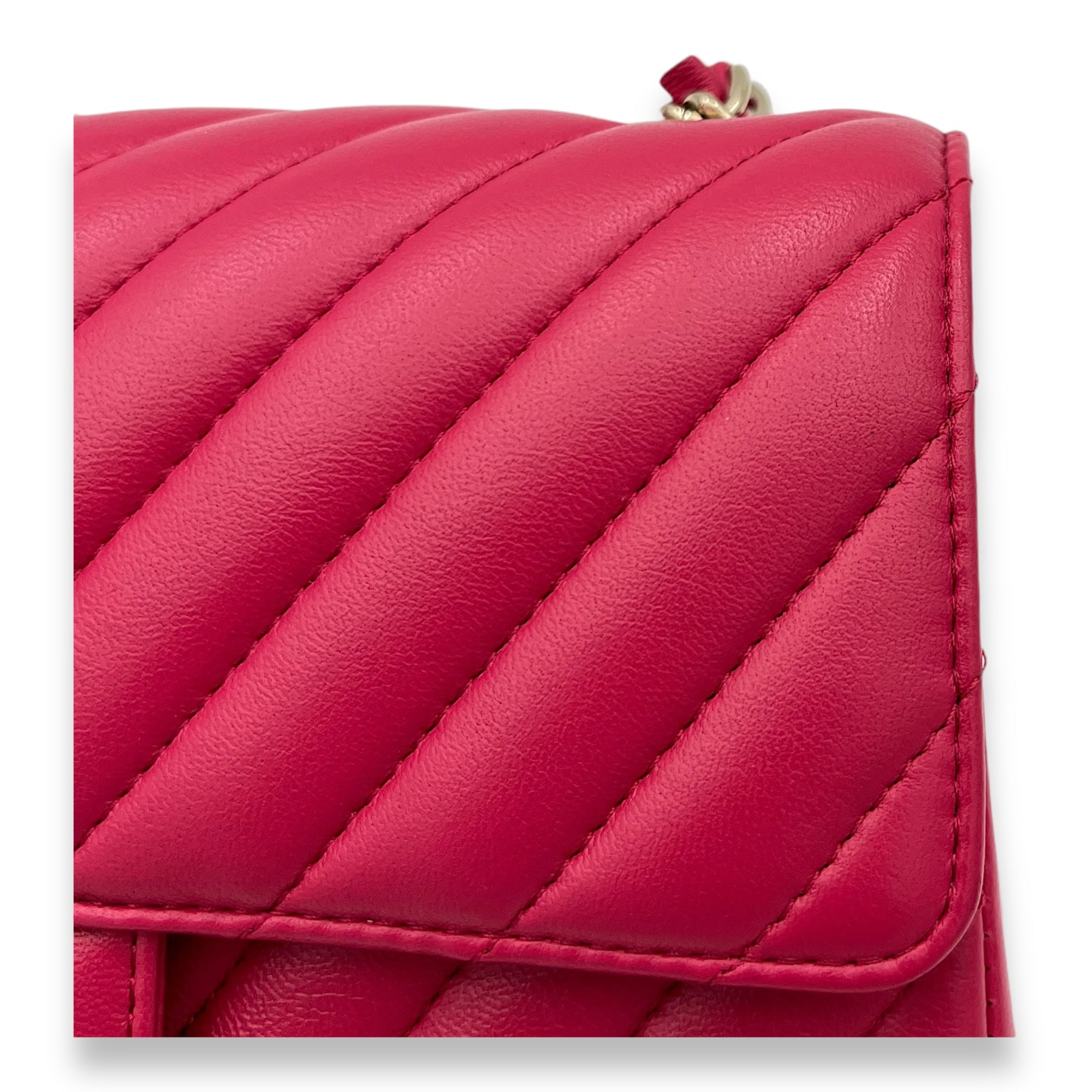 Classic Flap Chevron Pink Crossbody Bag in Lambskin, Gold hardware